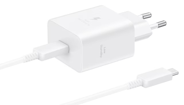 Biała ładowarka Samsung z kablem USB-C. Ładowarka ma wtyczkę i logo 'Super Fast Charging'. Kabel jest podłączony.