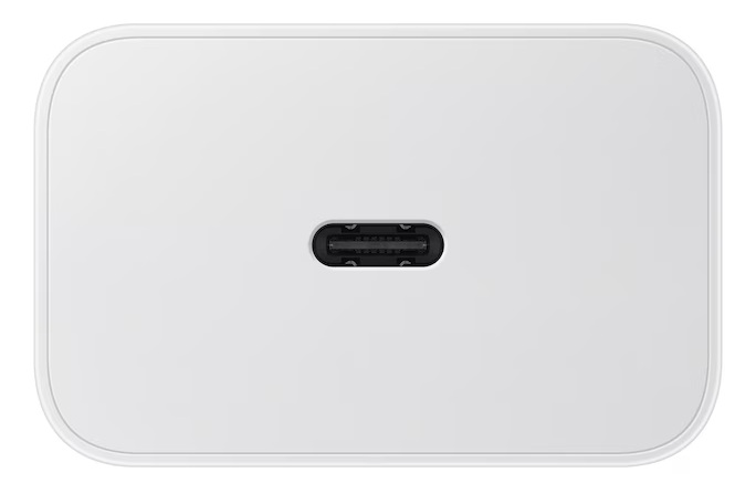 Biały, prostokątny adapter ładowania z portem USB-C pośrodku. Adapter ma zaokrąglone rogi i gładką powierzchnię.