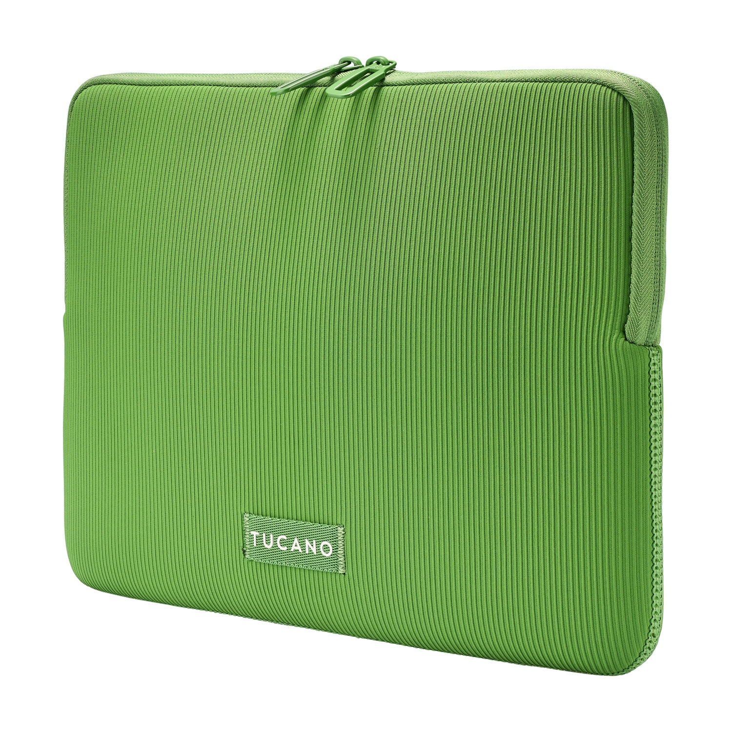 Custodia verde per laptop con nervature verticali, cerniera e logo 'Tucano'. Lo sfondo è bianco.