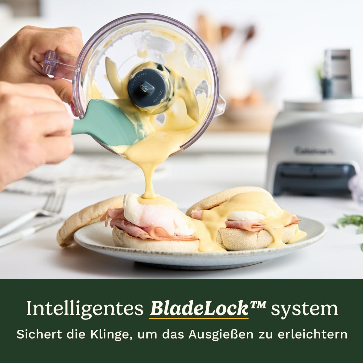 Eine Hand gießt Sauce aus einem Mixer auf Eggs Benedict. Vordergrund: Eier mit Schinken auf einem Teller. Hintergrund: ein Mixer.