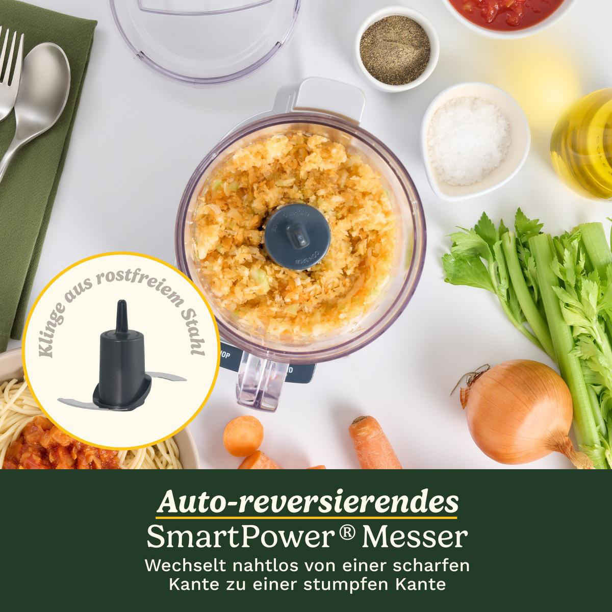 Küchenmaschine mit gehacktem Gemüse, Zutaten wie Salz, Pfeffer, Öl, Zwiebel, Sellerie und Karotten daneben.
