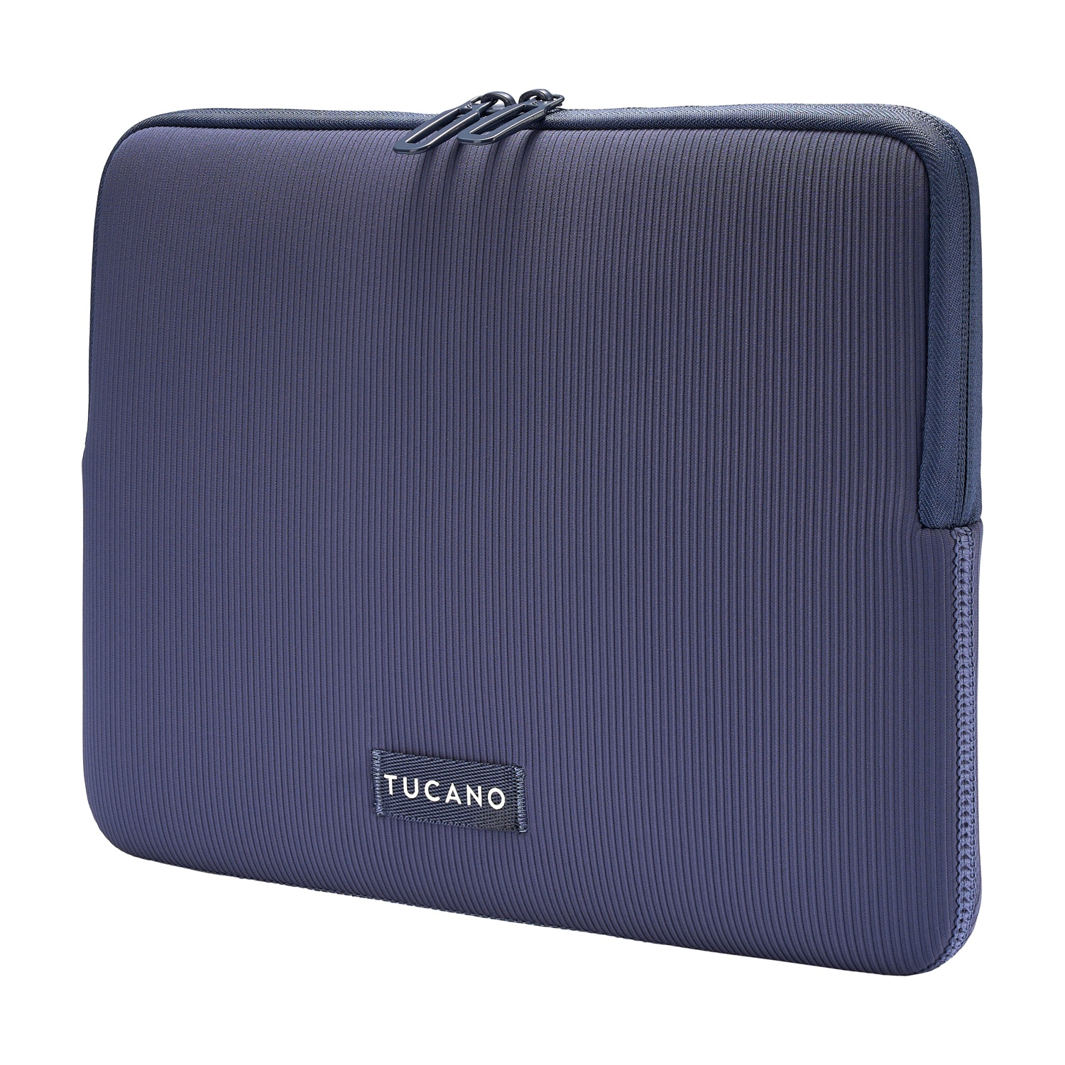 Una custodia per laptop blu navy con cerniera. Il marchio 'TUCANO' è visibile sul davanti. Lo sfondo è bianco.