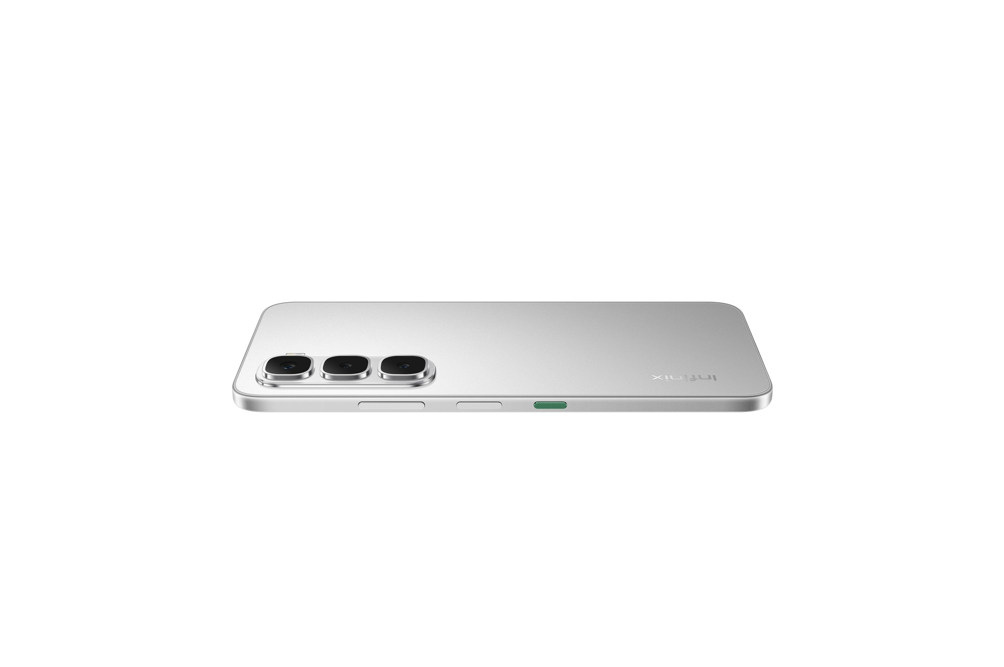 Beyaz zemin üzerinde gümüş akıllı telefon. Üç kamerası, bir güç düğmesi ve Infinix logosu var. Arka plan beyaz.