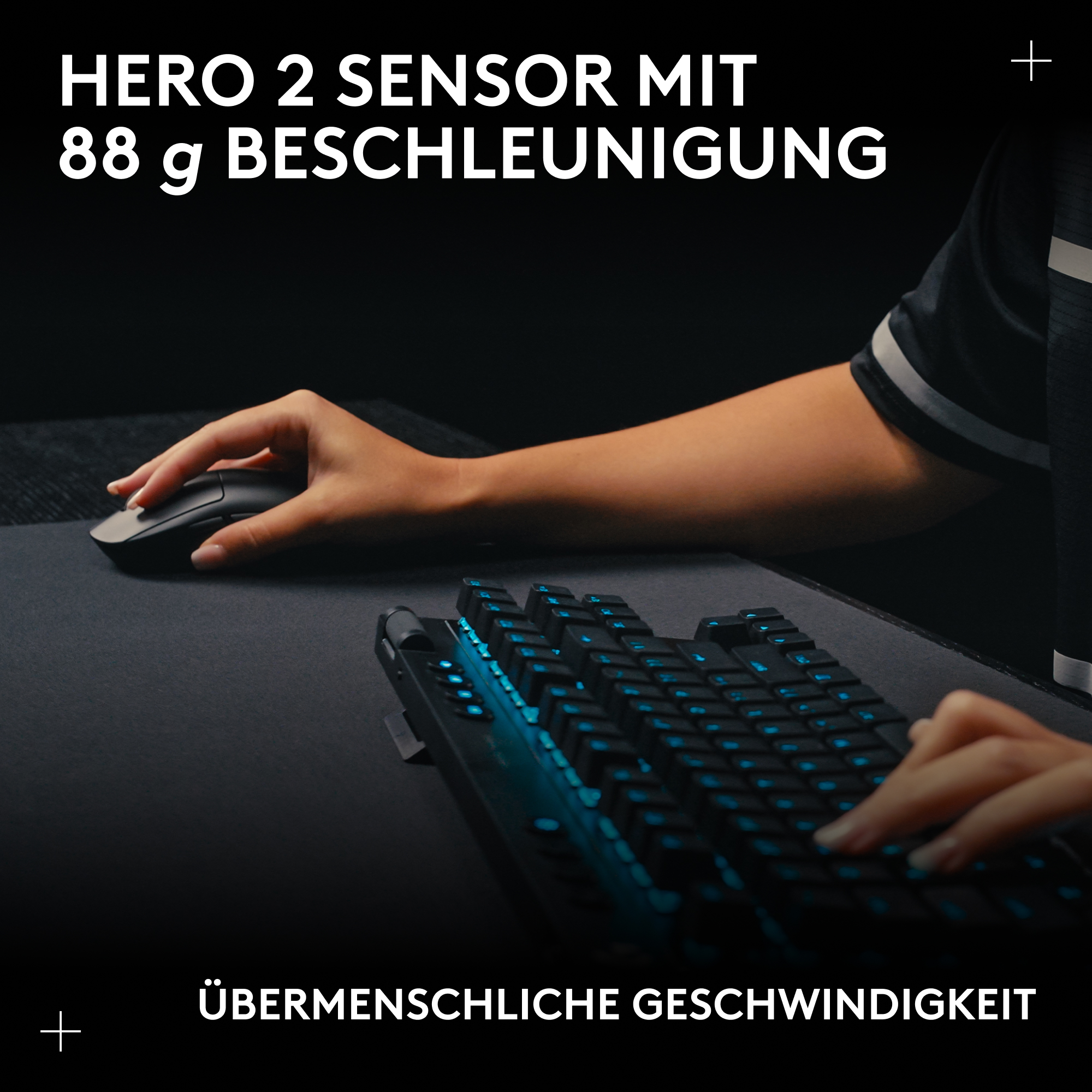 Hände einer Person, die eine schwarze Maus und Tastatur mit blauer Hintergrundbeleuchtung benutzt. Text oben lautet 'HERO 2 SENSOR'.