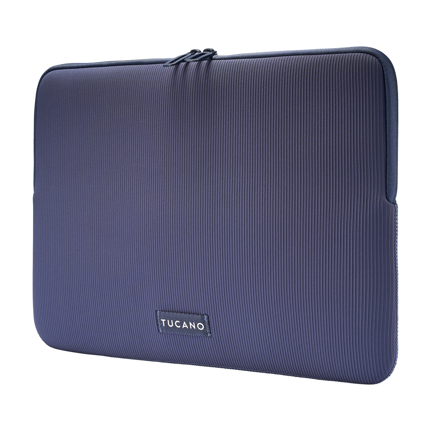 Una custodia per laptop blu navy con una trama a coste verticali. Ha una cerniera e una piccola etichetta con la scritta 'Tucano'.