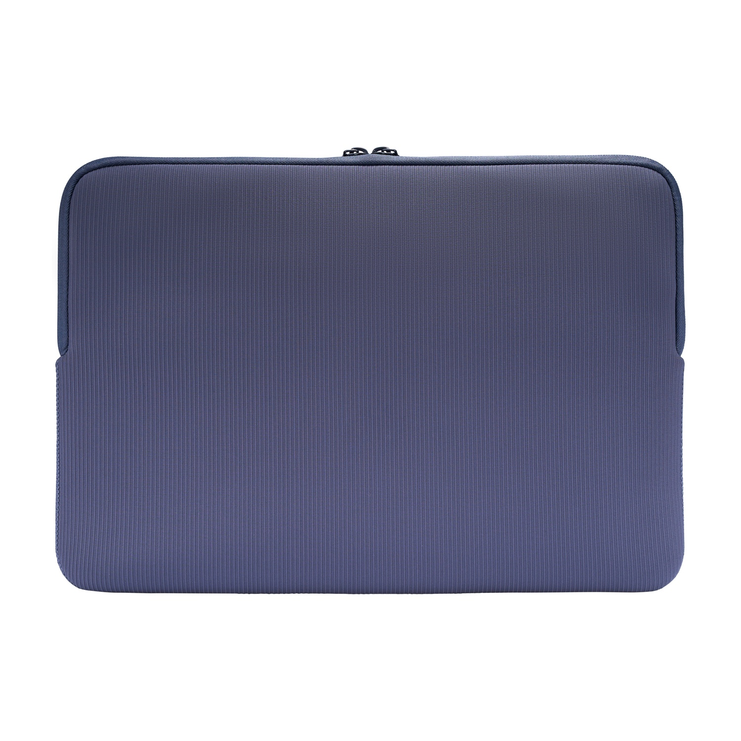 Una custodia per laptop rettangolare blu con cerniera nella parte superiore. La custodia ha una superficie strutturata e un bordo blu scuro.