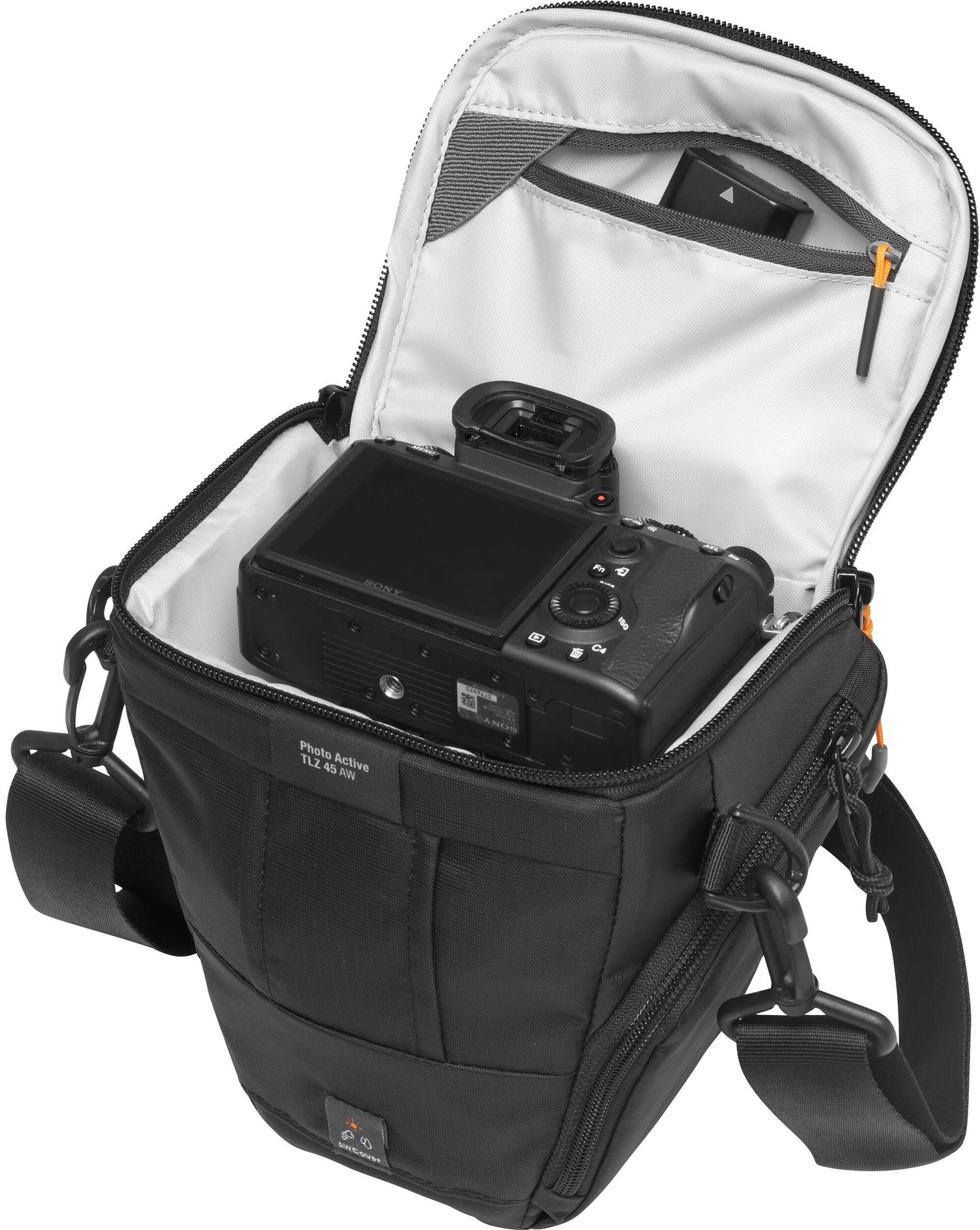 Borsa per fotocamera nera, aperta, che mostra una fotocamera Sony nera. La borsa ha una tracolla e una tasca con una batteria.