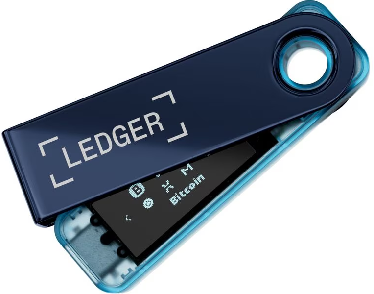 Ein blaues Ledger-Hardware-Wallet ist teilweise geöffnet abgebildet. Der Bildschirm zeigt Symbole und das Wort 'Bitcoin'. Das Gerät befindet sich auf weißem Hintergrund.