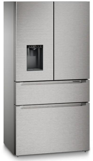 Ein Edelstahlkühlschrank mit drei Türen und einem Wasserspender. Die unteren zwei sind Schubladen. Es ist ein Liebherr-Modell.