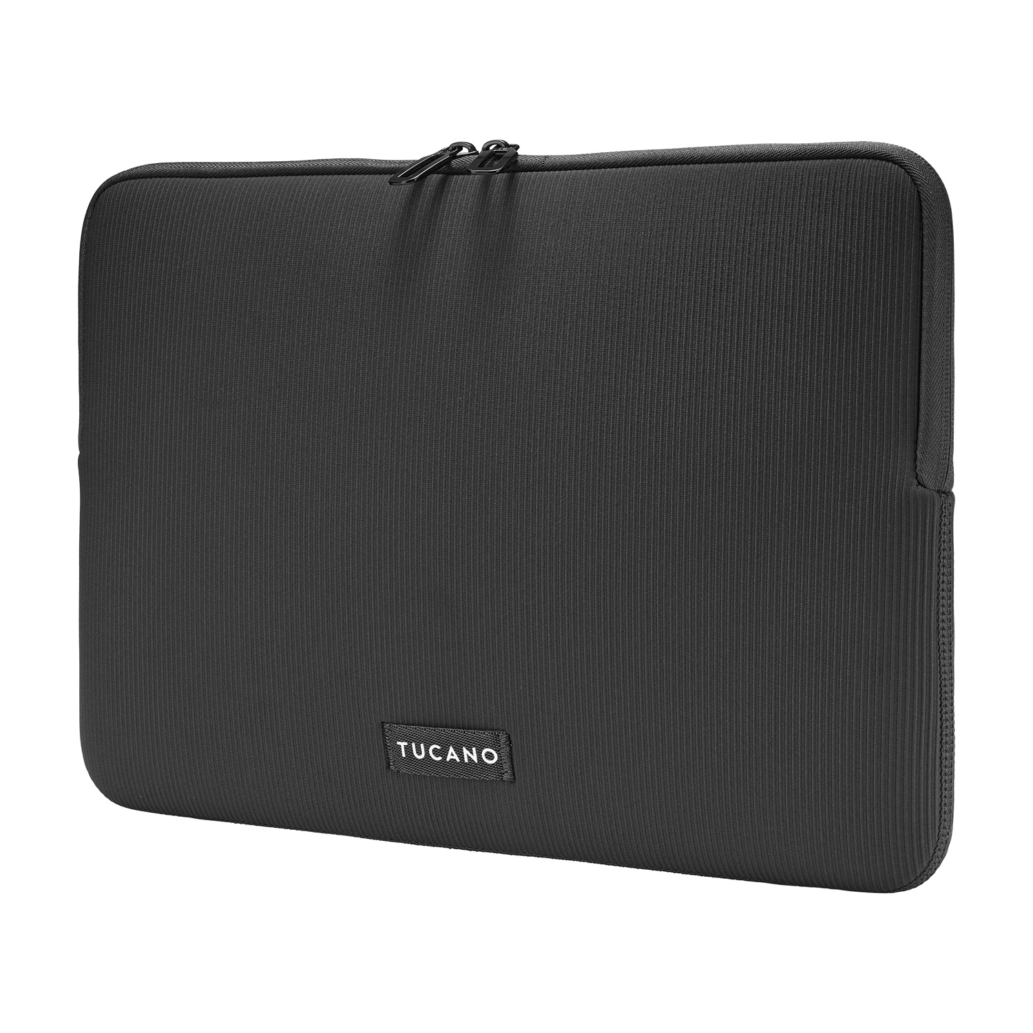 Una custodia nera per laptop con trama a coste. Ha una chiusura a zip e il logo 'TUCANO'. Lo sfondo è bianco.