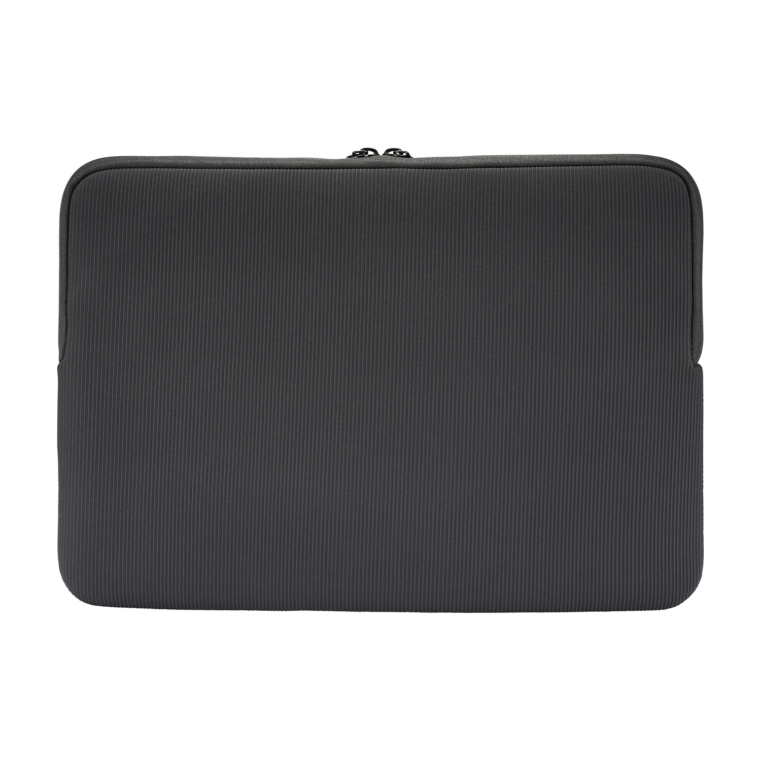 Una custodia rettangolare grigio scuro per laptop con cerniera. La superficie ha una trama a coste verticale. Lo sfondo è bianco.