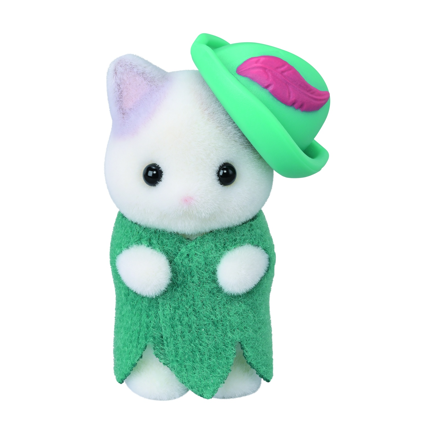 Un giocattolo a forma di gatto bianco con cappello verde con piuma rosa e mantello verde, su sfondo bianco.