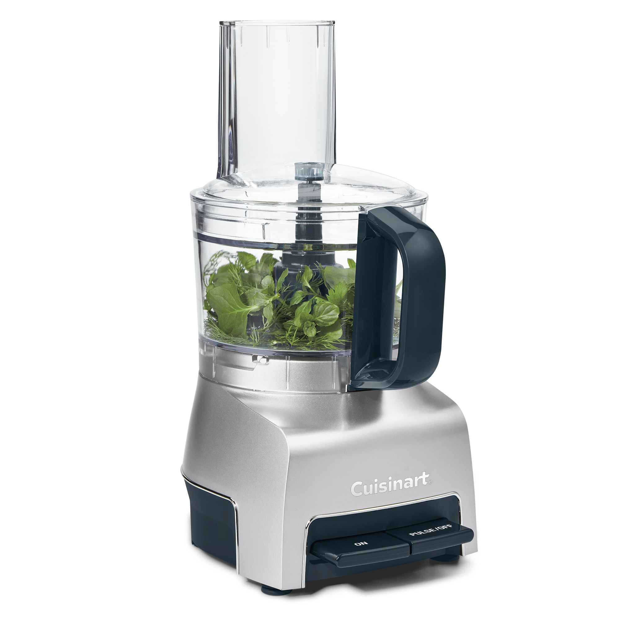 Ein Cuisinart-Foodprozessor mit silberfarbener Basis und durchsichtigem Behälter, gefüllt mit grünen Kräutern, isoliert auf Weiß.
