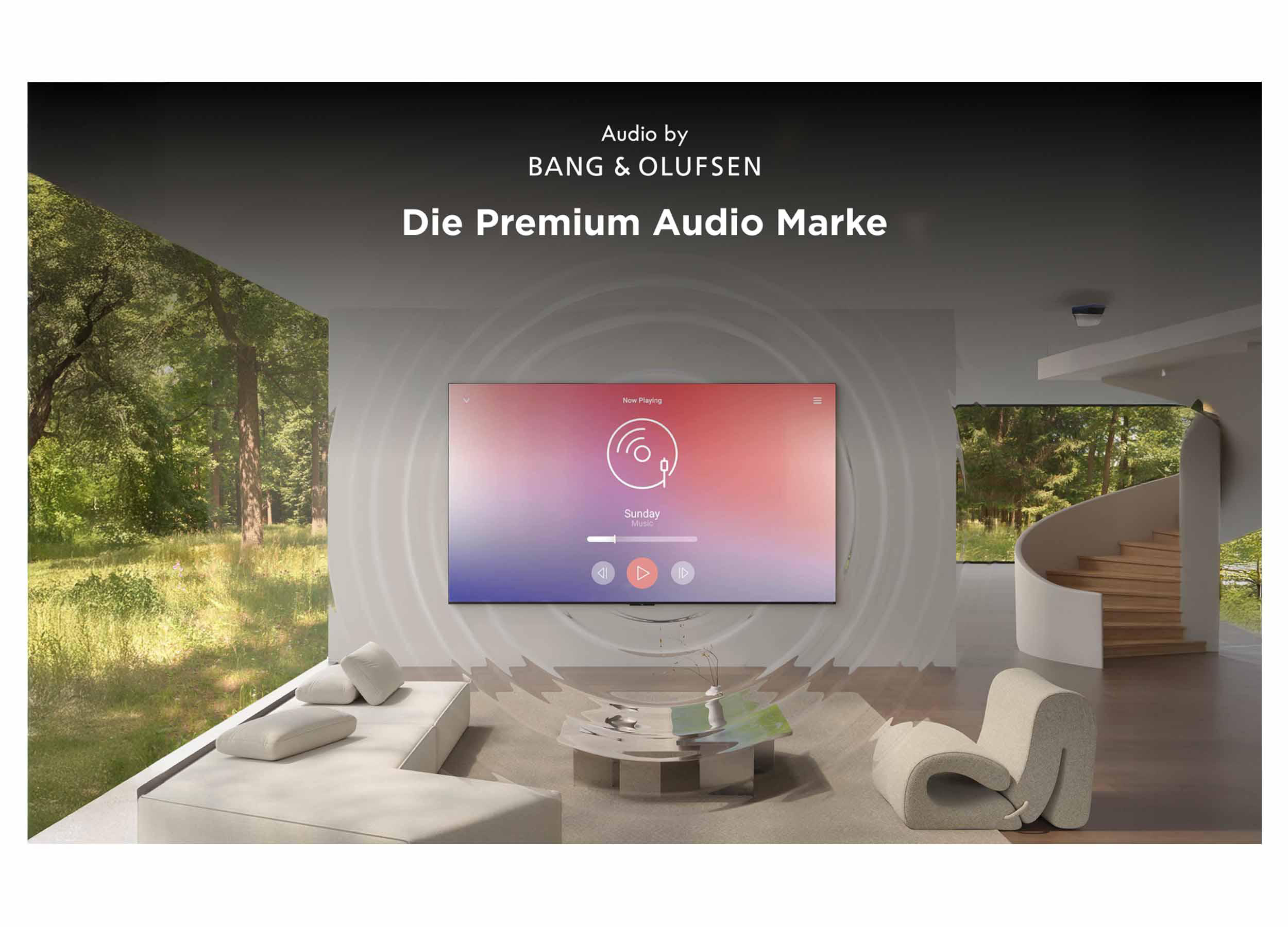 Ein modernes Wohnzimmer mit einem Fernseher, der Musik abspielt. Im Vordergrund befinden sich ein Sofa, ein Stuhl und ein Couchtisch.