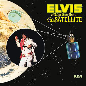 Elvis en costume blanc se produit, relié par des lignes à un satellite. Titre : Aloha from Hawaii via Satellite.