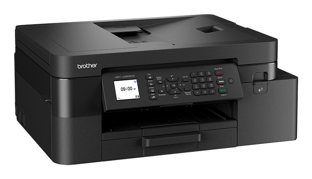 Schwarzer Brother Multifunktionsdrucker. Er hat ein Display, das die Uhrzeit anzeigt. Tasten für verschiedene Funktionen sind sichtbar.