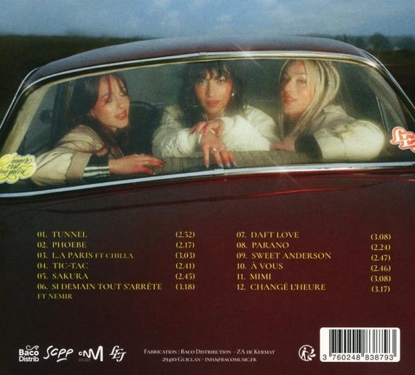 Drei Frauen in einem roten Auto. Die Heckscheibe zeigt sie lächelnd. Albumdetails sind unten aufgeführt, unten ein Barcode.