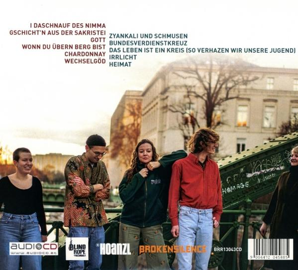 Gruppe von Leuten auf einer Brücke. Gebäude und Bäume im Hintergrund. Albumcover mit Text.