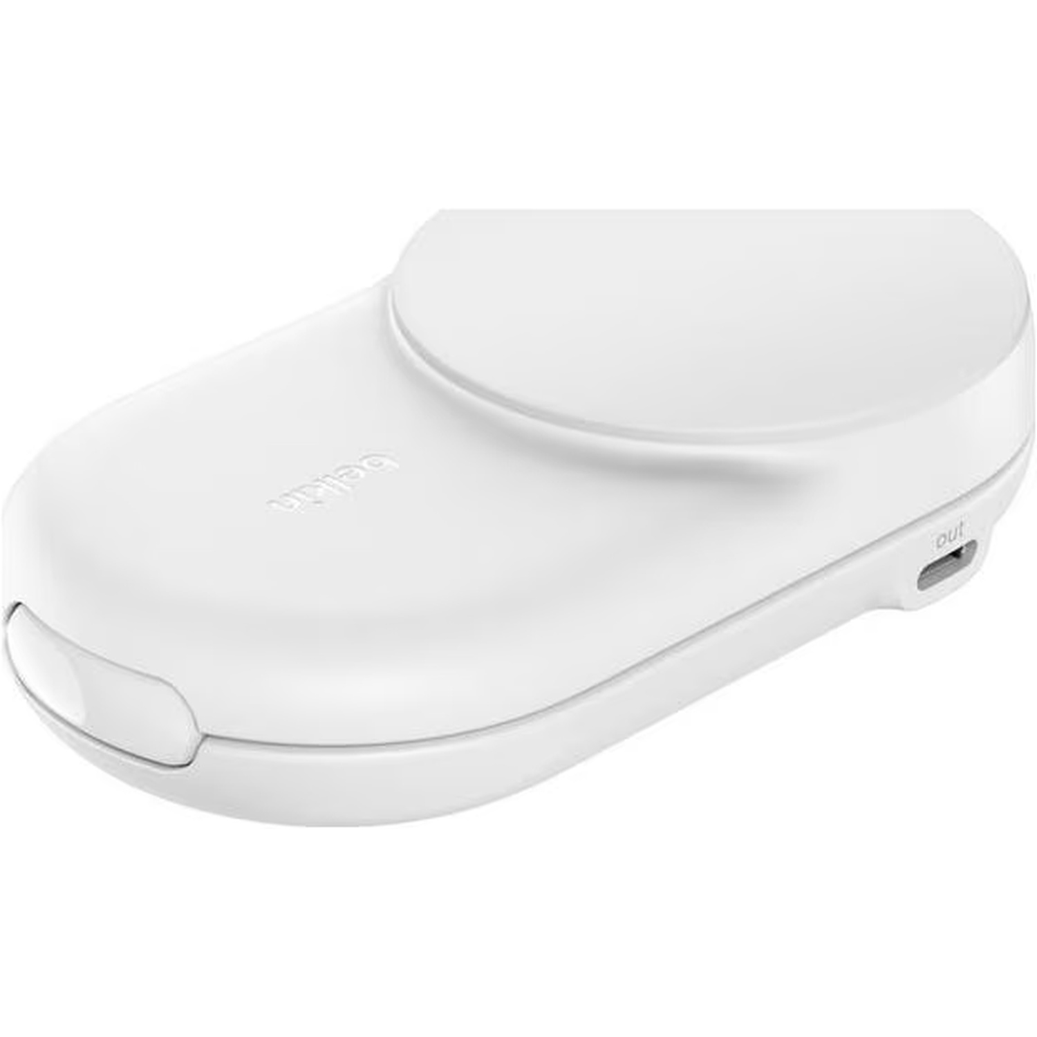 Un socle de chargement sans fil Belkin blanc. Il a un design arrondi avec un petit bouton et un port 'out'.