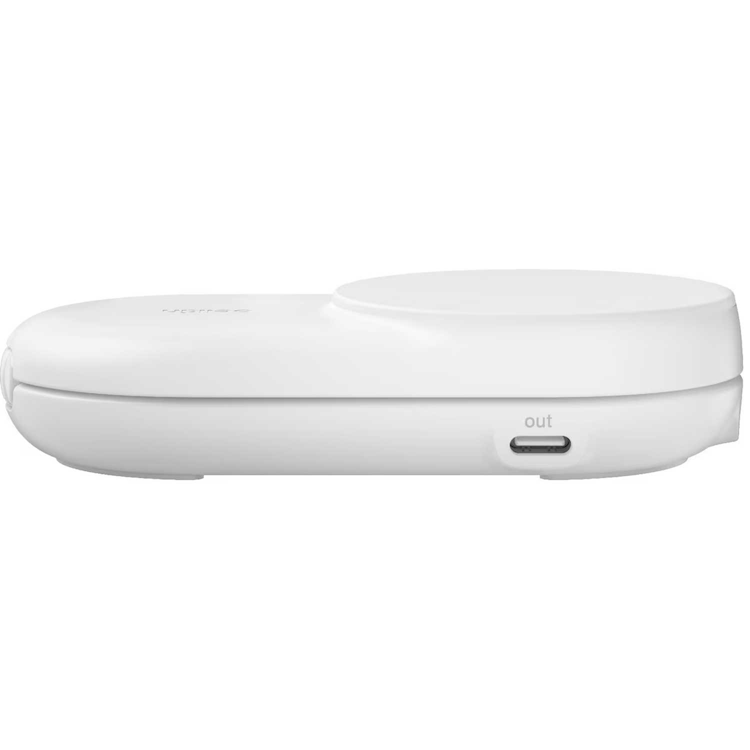 Un appareil blanc et arrondi, peut-être un chargeur, avec un port "out". Il a une surface lisse et une section circulaire surélevée sur le dessus.