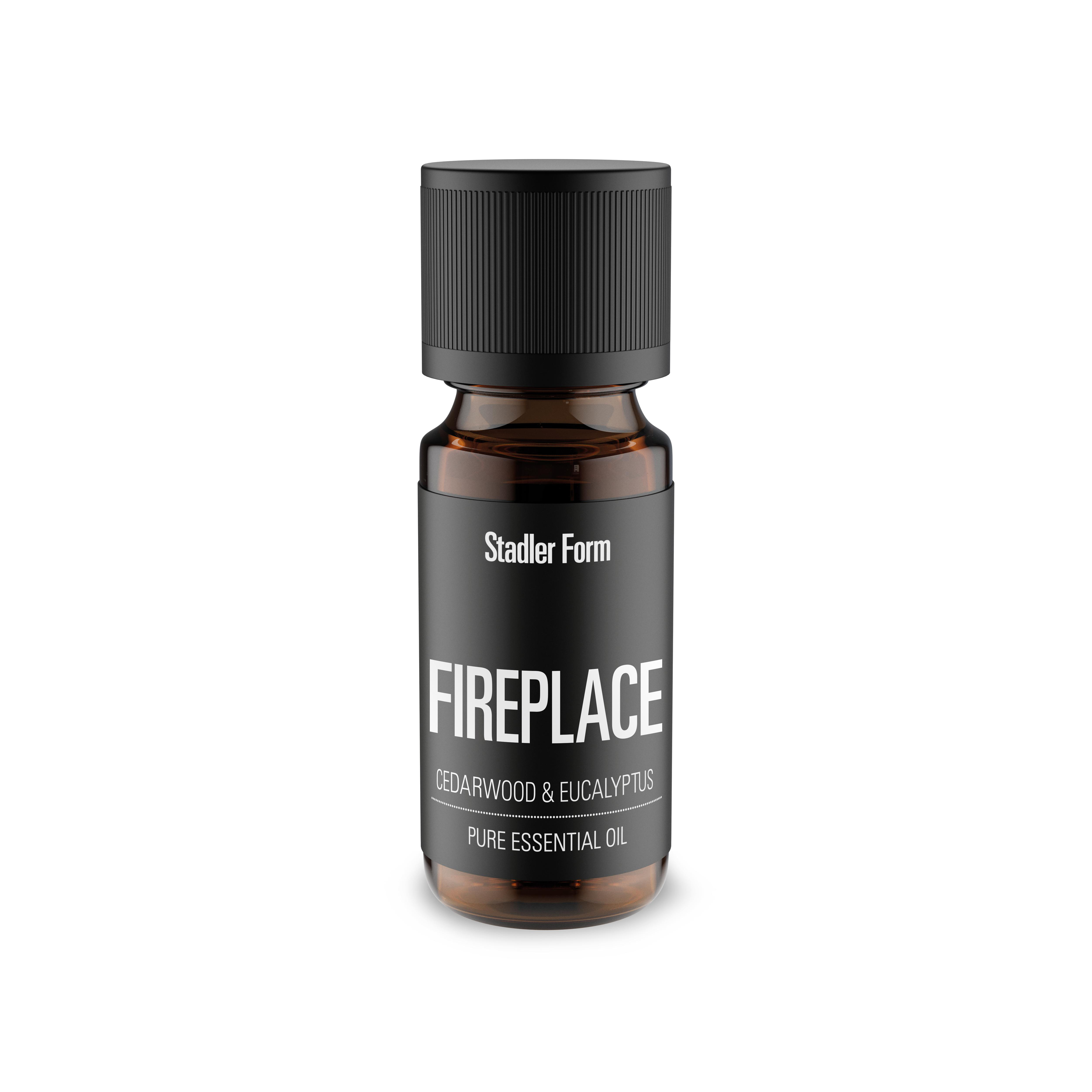 Eine Flasche ätherisches Öl mit schwarzem Deckel. Auf dem Etikett steht 'FIREPLACE' und 'CEDARWOOD & EUCALYPTUS'.