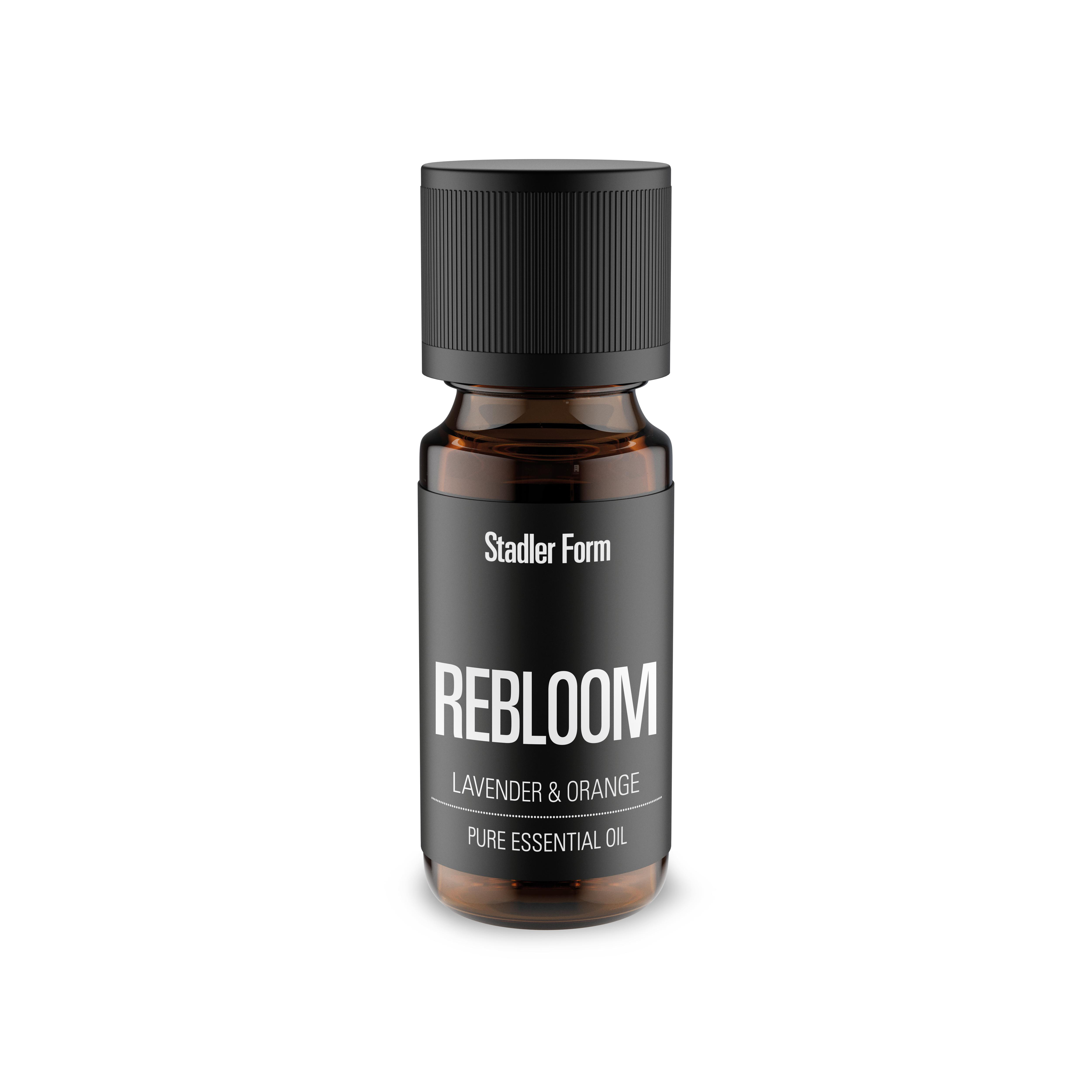 Eine Flasche Stadler Form REBLOOM Öl. Schwarzer Deckel und Etikett, braunes Glas. Lavendel & Orangen Duft.