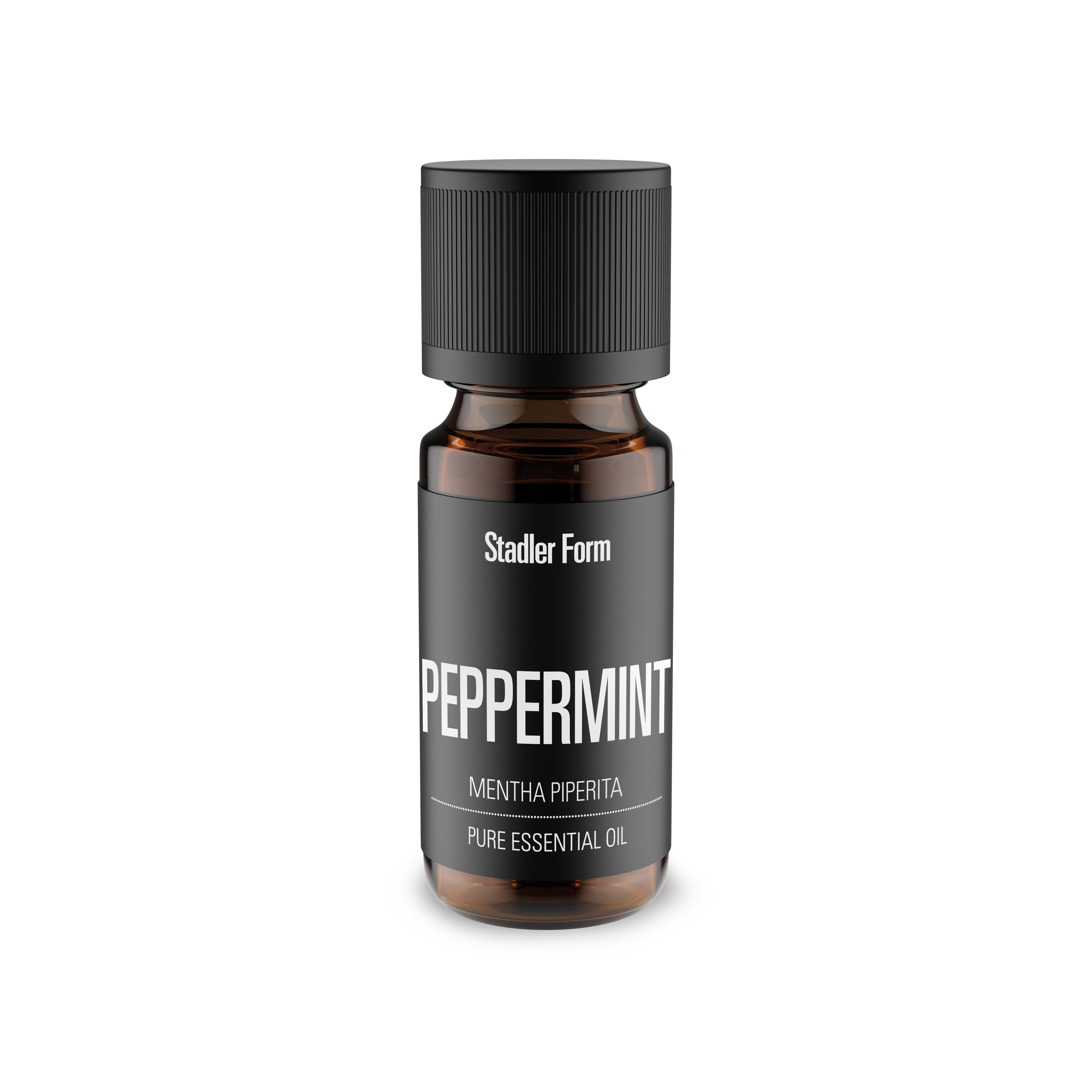 Eine Flasche Pfefferminz-Ätherisches Öl. Es hat einen schwarzen Deckel und ein Etikett mit dem Wort PEPPERMINT. Weißer Hintergrund.