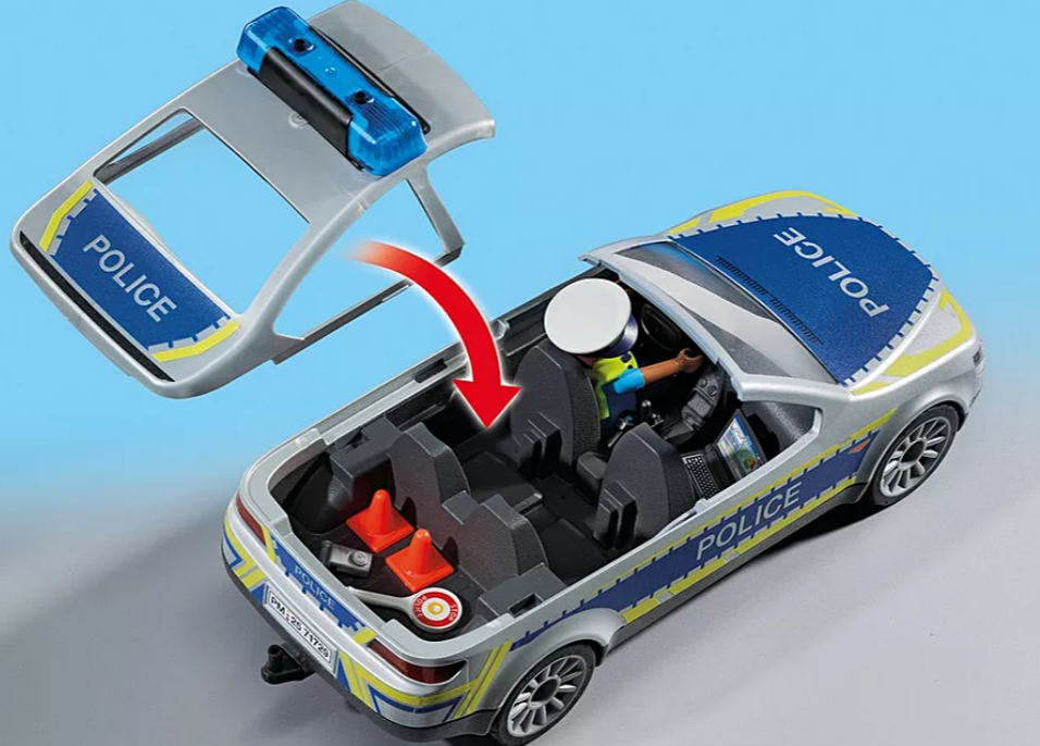 Ein Spielzeug-Polizeiauto mit offenem Verdeck, einem Polizisten im Inneren und einem abnehmbaren Dach. Zubehör umfasst Kegel und ein Stoppschild.