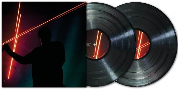 Silhouette einer Person mit leuchtenden Linien und Schallplatten im Hintergrund. Die Lichter sind rot. Die Schallplatten sind schwarz.