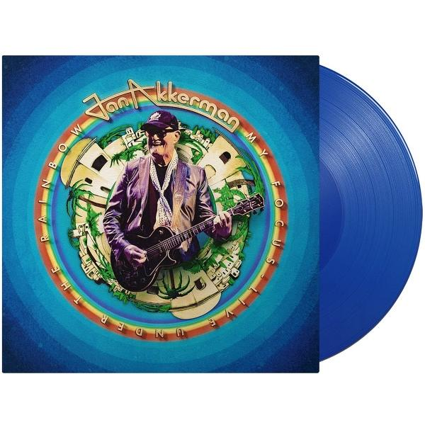 Album borító egy gitározó férfival, kék bakelit lemez. A borítón szöveg és kép található a férfiról és épületekről.