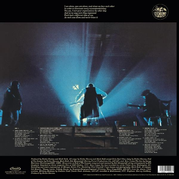 Bühnenfoto mit drei silhouettierten Figuren. Einer spielt Gitarre, andere stehen. Text und Logo sind sichtbar.