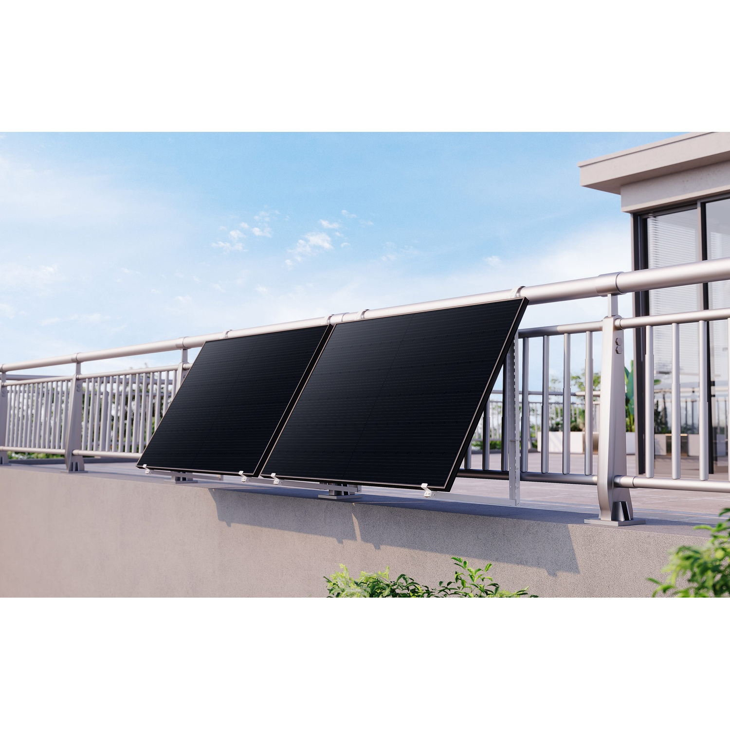 Deux panneaux solaires noirs montés sur une balustrade de balcon contre un ciel bleu. Des plantes vertes sont visibles au premier plan.