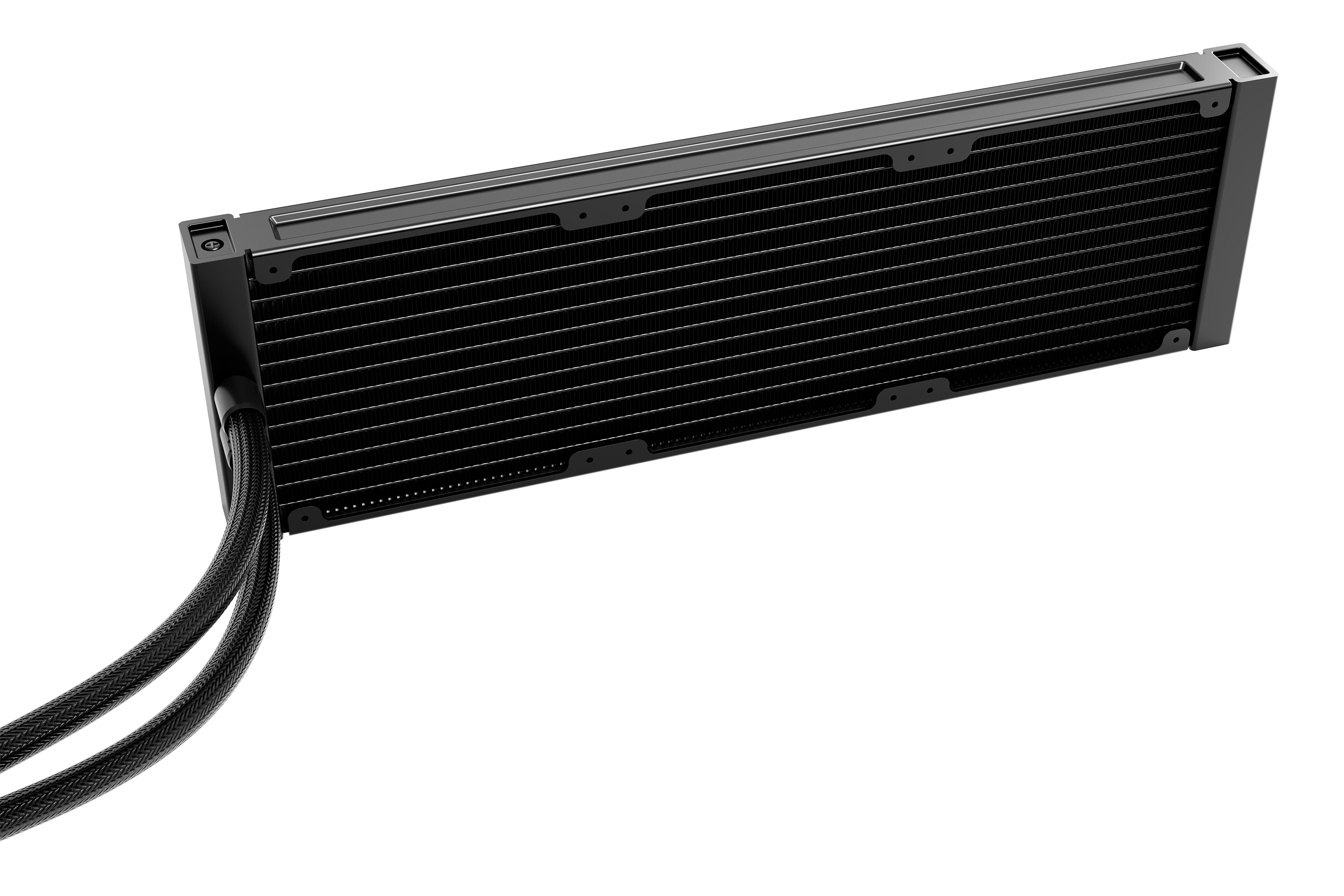 Ein schwarzer Flüssigkeitskühler für Computer mit einem Radiator und zwei schwarzen Schläuchen. Der Hintergrund ist weiß.