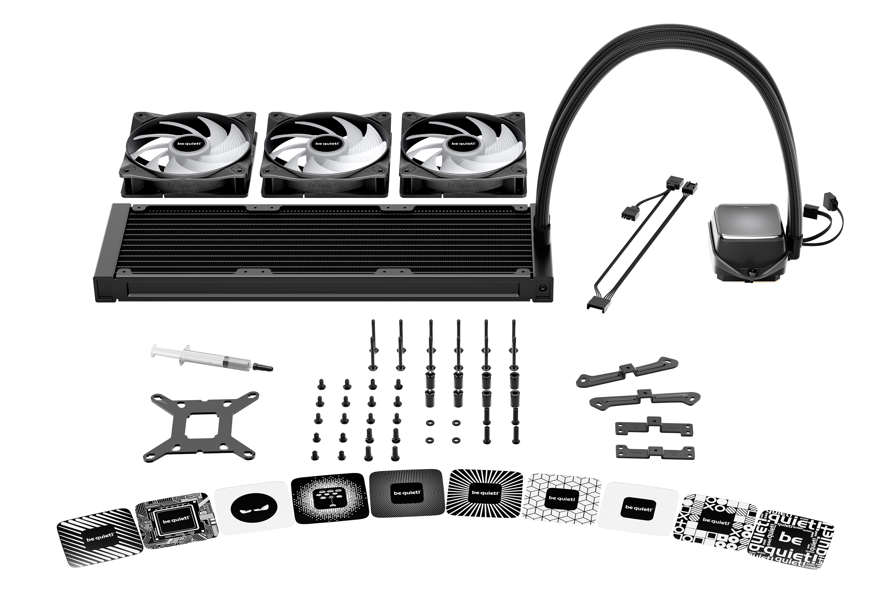 PC-Wasserkühler-Kit mit drei Lüftern, Radiator, Pumpe, Fittings, Schrauben und Wärmeleitpaste, alles auf weißem Grund.
