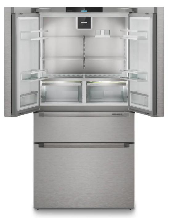 Edelstahlkühlschrank mit geöffneten Türen. Innen sind Regale und Schubladen sichtbar. Das Liebherr-Logo ist sichtbar.