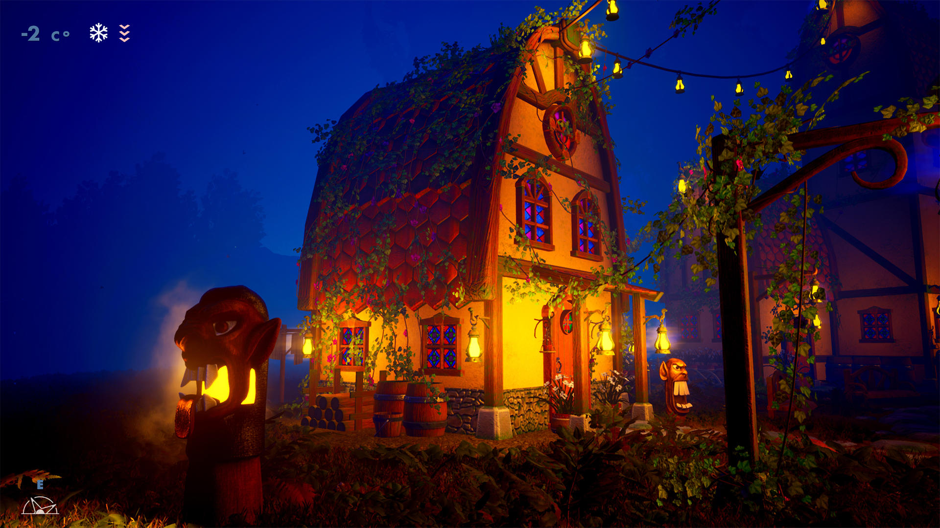 Ein skurriles Cottage bei Nacht, beleuchtet von Laternen. Eine goblinartige Statue hält ein Licht. Weinreben und ein dunkelblauer Himmel.