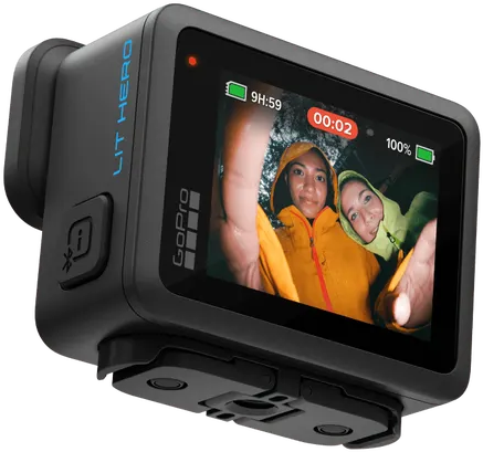 Egy GoPro kamera két esőkabátos ember szelfijét mutatja. A kamera fekete, kék felirattal.
