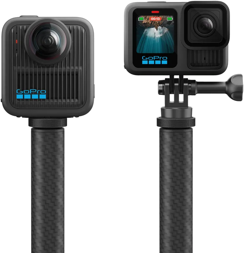 Két GoPro kamera egy boton, az egyik egy vízesés jelenetet mutató képernyőt, a másik egy objektívet. Mindkettő fekete.