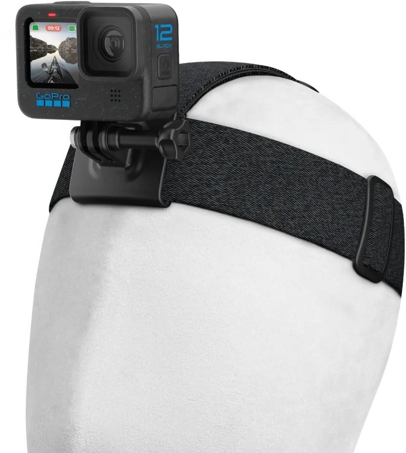 Egy GoPro kamera egy fekete fejpántra van szerelve. A kamera egy folyó jelenetet mutat. A pánt egy fehér fejen van.