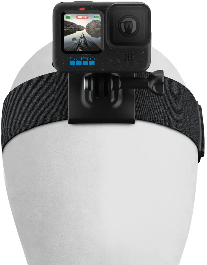 GoPro kamera fekete fejpántra szerelve. A kamera egy kajakozós jelenetet mutat. A háttér fehér.