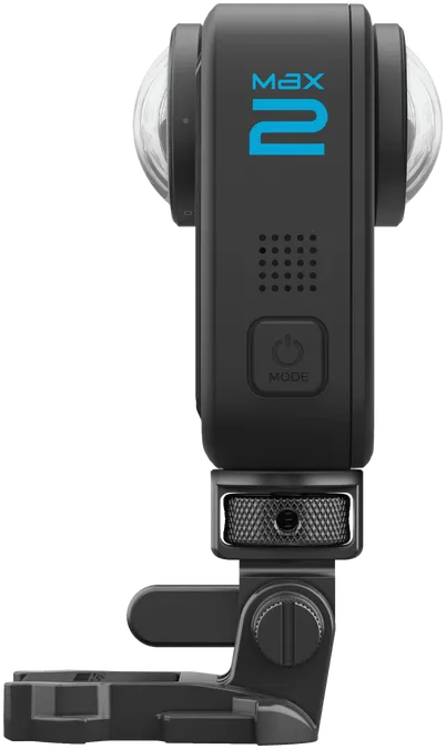 Egy fekete GoPro Max 2 kamera. Két halszem objektívvel és egy kis képernyővel rendelkezik. A neve kék színű. Állványra van szerelve.