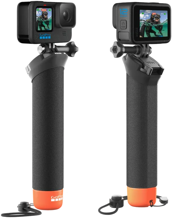 Két fekete GoPro kamera úszó markolatokon. Mindegyik egy búvárt mutat a kijelzőn. Narancssárga és fekete fogantyúk láthatók.