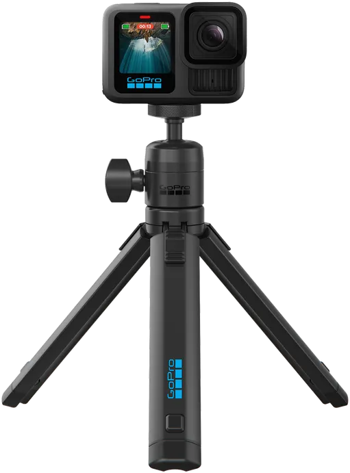GoPro kamera állványon. A kamera videót jelenít meg. Az állvány fekete, GoPro logóval.