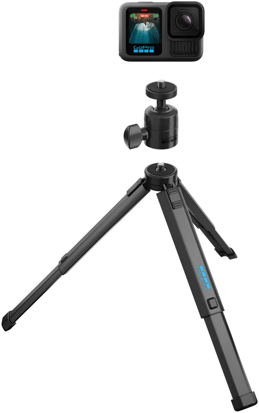 Egy GoPro kamera állvánnyal. A kamera képernyője egy képet mutat. Az állvány fekete és három lába van.