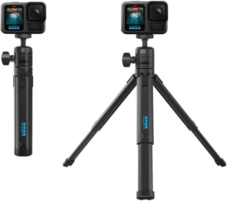 Két fekete GoPro kamera állványokon. Az egyik egy kézi bot. A másik egy állvány lábakkal. Mindkettő képernyővel rendelkezik.