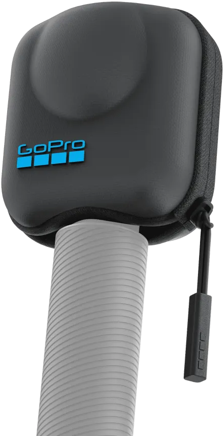 Egy fekete GoPro tok kék logóval egy fehér, texturált fogantyú tetején. Egy fekete zsinór lóg a tokról.