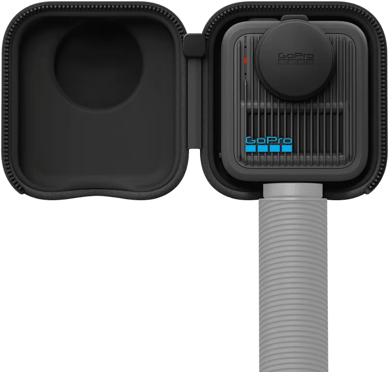 Fekete GoPro kamera és tartozékok fekete tokban, szürke fogantyúval. A tok nyitva van. GoPro logó látható.