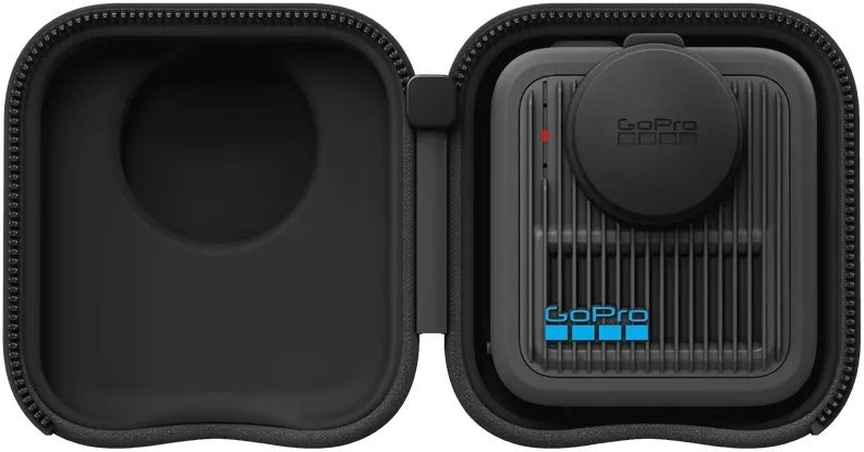 Nyitott fekete GoPro tok kamerával. A kamera fekete, kerek tetővel. A GoPro logó kék színben látható.