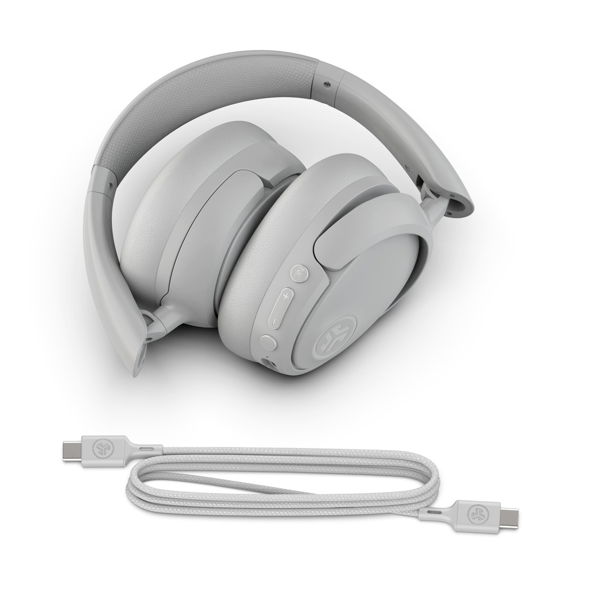 Graue Kopfhörer gefaltet, mit USB-C-Kabel, auf weißer Oberfläche. Kopfhörer haben Steuertasten. Das Kabel ist ebenfalls grau.