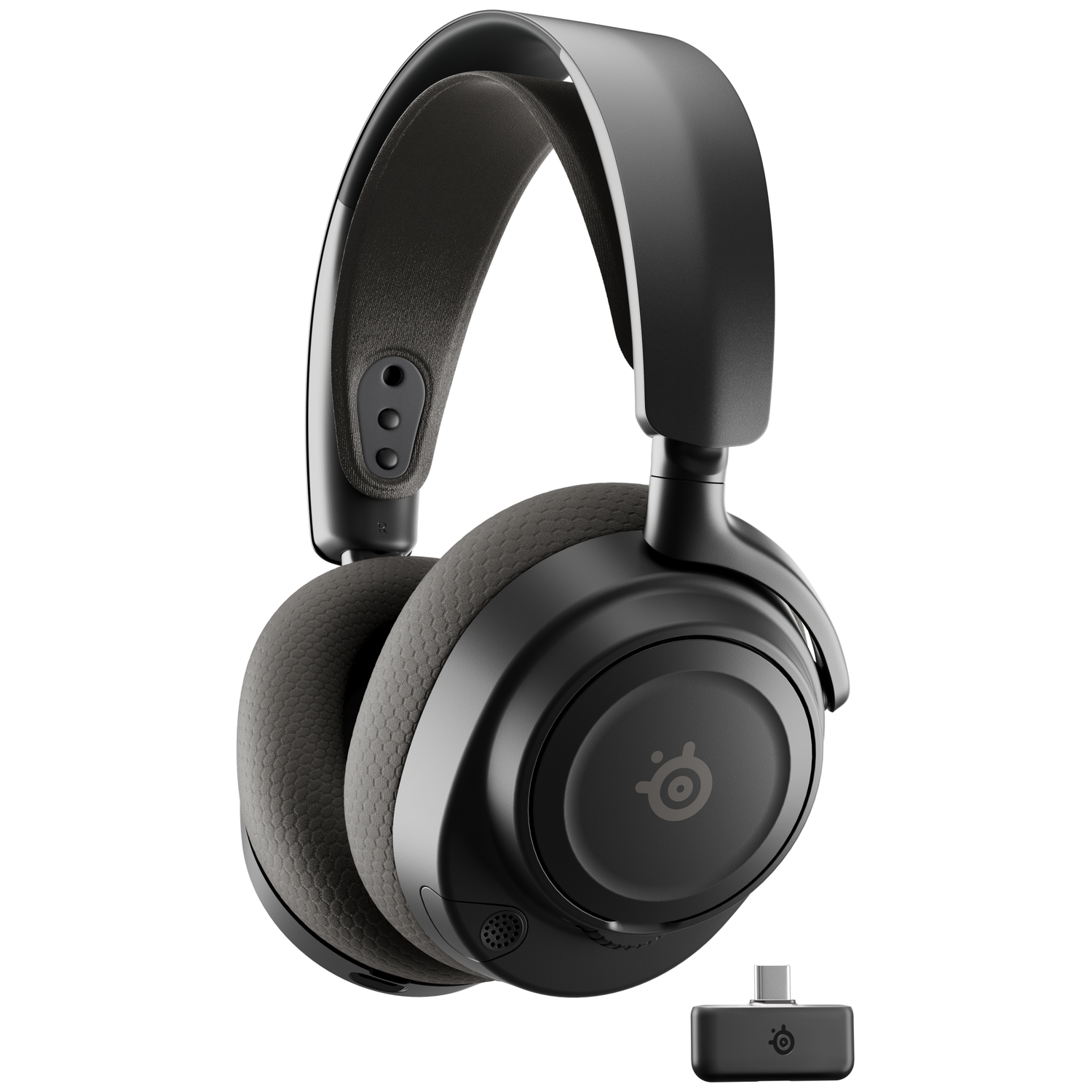 Casque circum-auriculaire noir avec un dongle USB-C assorti. Le casque a un bandeau et des coussinets rembourrés. Le logo SteelSeries est visible.
